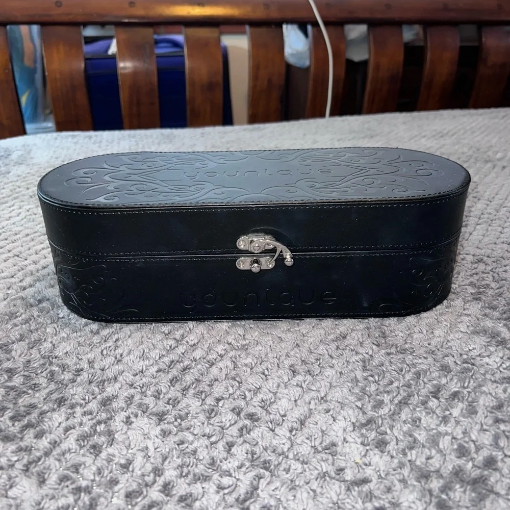 YOUNIQUE Presenters Black Makeup Case Box Latch Faux Leather 12” Oval Embossed